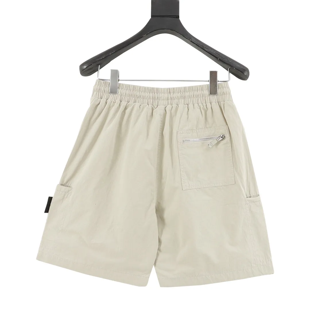 🅿️330 CD x Stone Island/Dior Stone Island joint logo shorts The fabric is made of custom-made woven fabric, which is silky and super soft compared to the original. The texture and strands of the fabric are clear and obvious, and the drape is first-class. The workmanship is exquisite and meets the foreign trade export standards. There are 4.5 stitches per centimeter. Every seam is pressed with open stitching, and the stitching is as neat as a ruler. , Made of woven floral cotton ribbon, the weaving is tight and soft to the touch. The embroidery process uses Behringer embroidery machines, which makes the embroidery colors more full and the embroidery more three-dimensional. The upper body effect is good, the same style for men and women, simple and versatile, purchasing heavyweight items, feel free to compare the quality of any on the market! Size：XS-L
